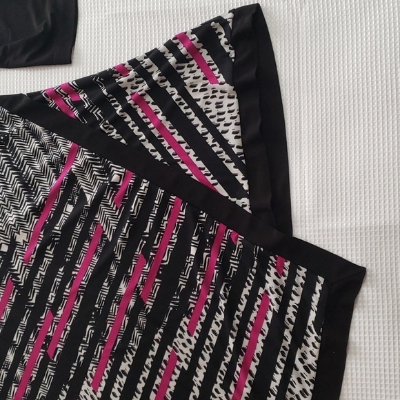 Maurices. Black, Fushia & White Silky Soft Top. Unique Hemline. Size M - Picture 2 of 10